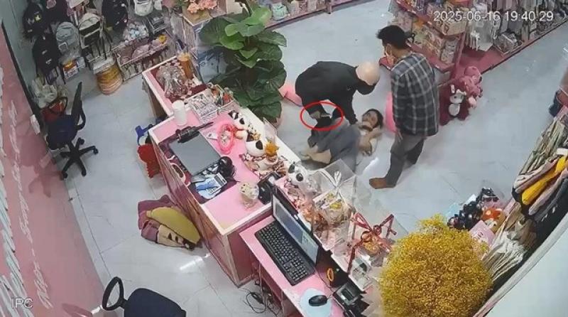 Xôn xao clip 2 nam thanh niên dùng dao vào cửa hàng quà tặng cướp tài sản - Ảnh 1.
