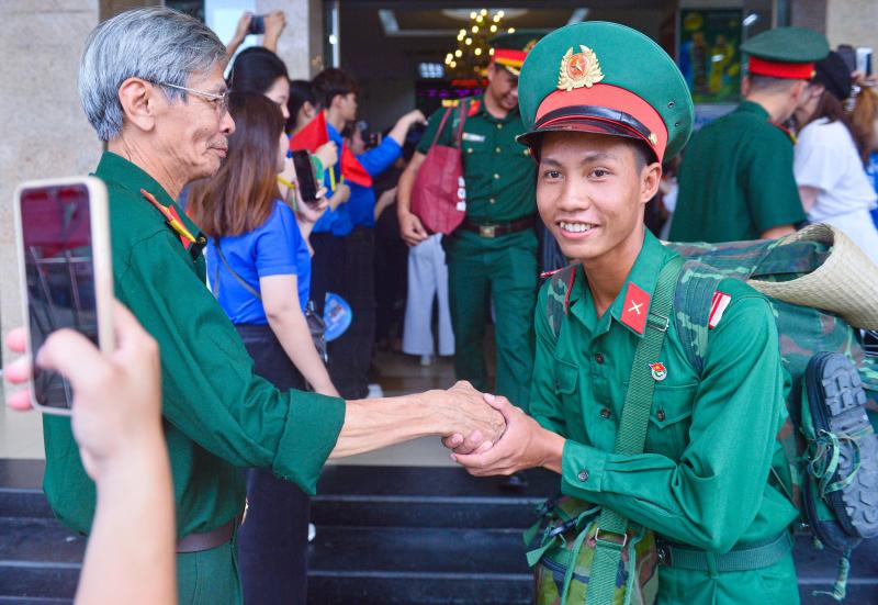 Cựu chiến binh bắt tay, chào điều lệnh từng chiến sĩ làm nhiệm vụ A80- Ảnh 2. Cựu chiến binh bắt tay, chào điều lệnh từng chiến sĩ làm nhiệm vụ A80- Ảnh 2.