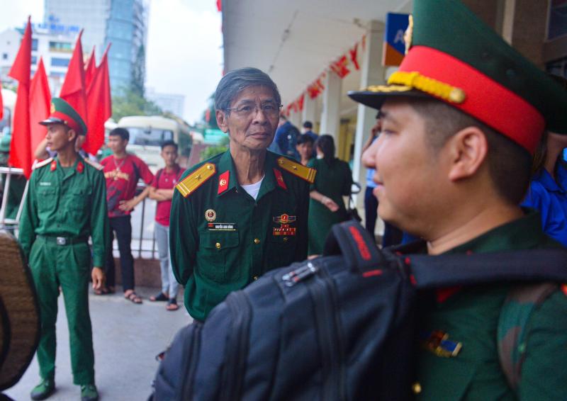 Cựu chiến binh bắt tay, chào điều lệnh từng chiến sĩ làm nhiệm vụ A80- Ảnh 1. Cựu chiến binh bắt tay, chào điều lệnh từng chiến sĩ làm nhiệm vụ A80- Ảnh 1.