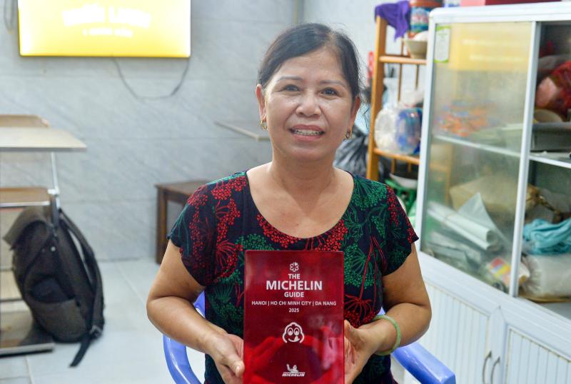 Quán miến lươn 40 năm, bán 700 bát/ngày được Michelin khen 'viên ngọc quý giữa phố cổ'- Ảnh 7. Quán miến lươn 40 năm, bán 700 bát/ngày được Michelin khen 'viên ngọc quý giữa phố cổ'- Ảnh 7.