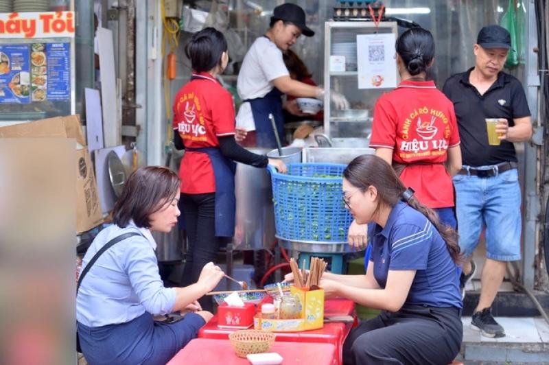 Chủ quán canh cá rô Hưng Yên được Michelin vinh danh: 'Tôi ngỡ là... lừa đảo'- Ảnh 5. Chủ quán canh cá rô Hưng Yên được Michelin vinh danh: 'Tôi ngỡ là... lừa đảo'- Ảnh 5.
