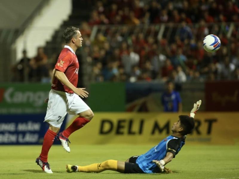Michael Owen, Lê Huỳnh Đức cùng tỏa sáng trong ngày huyền thoại M.U giành chiến thắng ở Đà Nẵng- Ảnh 1. Michael Owen, Lê Huỳnh Đức cùng tỏa sáng trong ngày huyền thoại M.U giành chiến thắng ở Đà Nẵng- Ảnh 1.