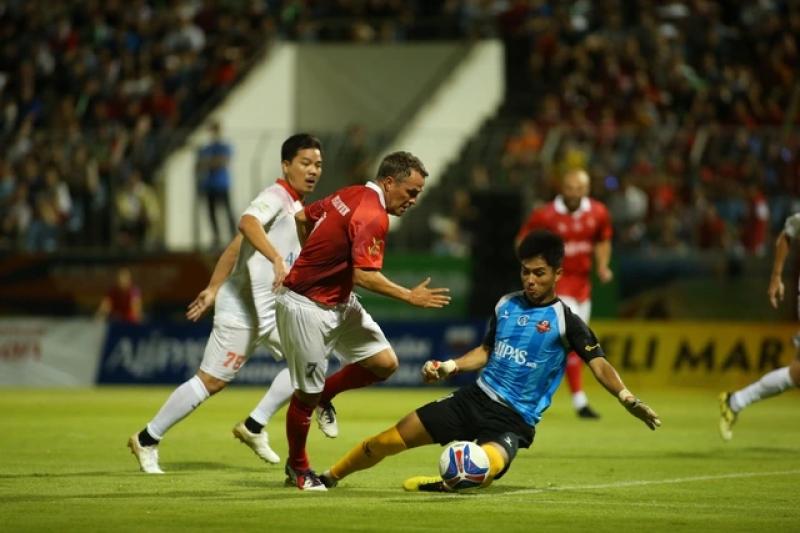 Michael Owen, Lê Huỳnh Đức cùng tỏa sáng trong ngày huyền thoại M.U giành chiến thắng ở Đà Nẵng- Ảnh 2. Michael Owen, Lê Huỳnh Đức cùng tỏa sáng trong ngày huyền thoại M.U giành chiến thắng ở Đà Nẵng- Ảnh 2.