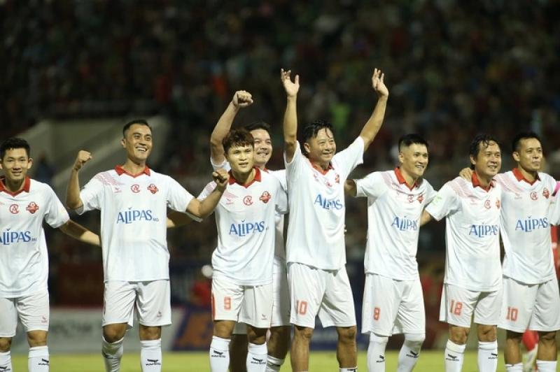 Michael Owen, Lê Huỳnh Đức cùng tỏa sáng trong ngày huyền thoại M.U giành chiến thắng ở Đà Nẵng- Ảnh 8. Michael Owen, Lê Huỳnh Đức cùng tỏa sáng trong ngày huyền thoại M.U giành chiến thắng ở Đà Nẵng- Ảnh 8.