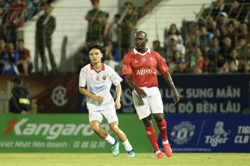 Michael Owen, Lê Huỳnh Đức cùng tỏa sáng trong ngày huyền thoại M.U giành chiến thắng ở Đà Nẵng- Ảnh 11. Michael Owen, Lê Huỳnh Đức cùng tỏa sáng trong ngày huyền thoại M.U giành chiến thắng ở Đà Nẵng- Ảnh 11.