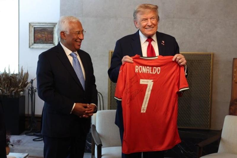 Ronaldo gửi tặng áo đấu cho Tổng thống Mỹ Donald Trump kèm thông điệp rất đặc biệt - Ảnh 1. Ronaldo gửi tặng áo đấu cho Tổng thống Mỹ Donald Trump kèm thông điệp rất đặc biệt - Ảnh 1.