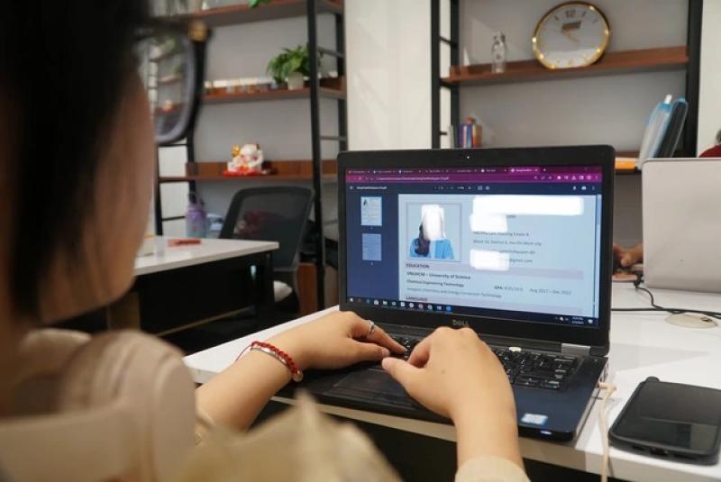 Khi tìm việc, bạn trẻ có nên thuê dịch vụ viết CV? - Ảnh 1. Khi tìm việc, bạn trẻ có nên thuê dịch vụ viết CV? - Ảnh 1.