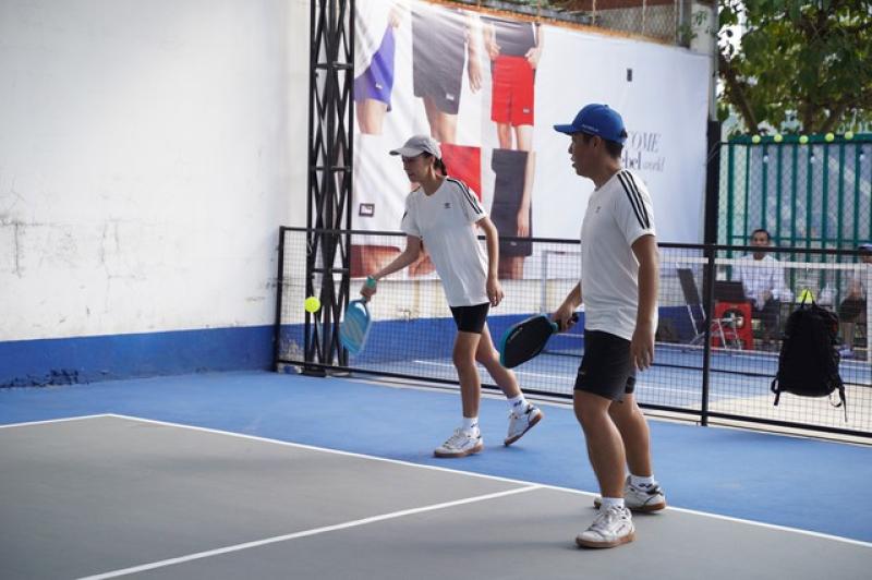 Pickleball: Môn thể thao mới đang 'đốn tim' phái đẹp vì lý do không ngờ - Ảnh 1. Pickleball: Môn thể thao mới đang 'đốn tim' phái đẹp vì lý do không ngờ - Ảnh 1.
