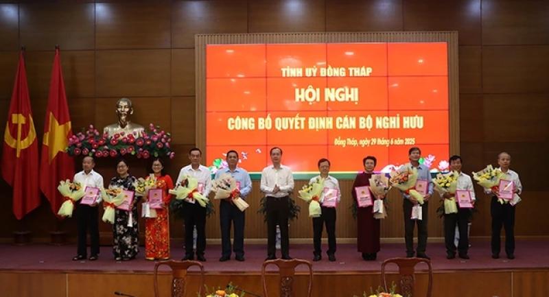Ban giám đốc Sở GD-ĐT tỉnh Đồng Tháp và hơn 30 cán bộ tỉnh về hưu - Ảnh 3.