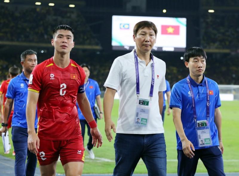 Đội tuyển Việt Nam và Thái Lan còn 20% cơ hội dự Asian Cup: Mất điểm nặng nề, rớt hạng FIFA- Ảnh 1. Đội tuyển Việt Nam và Thái Lan còn 20% cơ hội dự Asian Cup: Mất điểm nặng nề, rớt hạng FIFA- Ảnh 1.