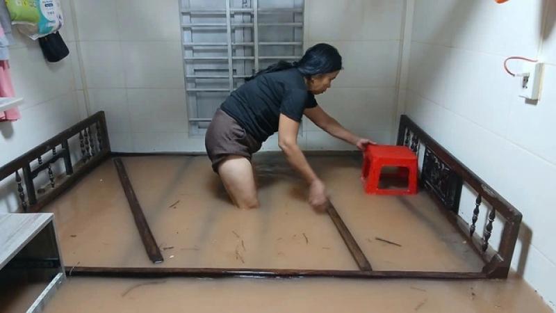 Sau bão số 1, cán bộ, chiến sĩ Quảng Trị giúp người dân khắc phục hậu quả - Ảnh 7.
