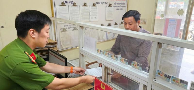 Công an tận tụy hỗ trợ người dân làm thủ tục hành chính- Ảnh 1. Công an tận tụy hỗ trợ người dân làm thủ tục hành chính- Ảnh 1.