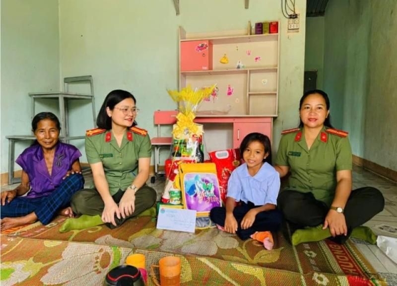 Nữ công an tỉnh Kon Tum trở thành mẹ đỡ đầu của trẻ mồ côi - Ảnh 8.