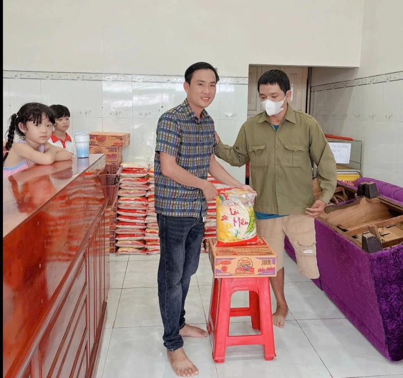 Người bán vé số xúc động khi nhận quà từ chàng trai trúng độc đắc ở Bình Phước - Ảnh 2. Người bán vé số xúc động khi nhận quà từ chàng trai trúng độc đắc ở Bình Phước - Ảnh 2.