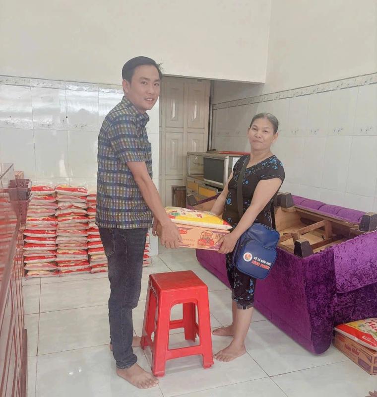 Người bán vé số xúc động khi nhận quà từ chàng trai trúng độc đắc ở Bình Phước - Ảnh 1. Người bán vé số xúc động khi nhận quà từ chàng trai trúng độc đắc ở Bình Phước - Ảnh 1.