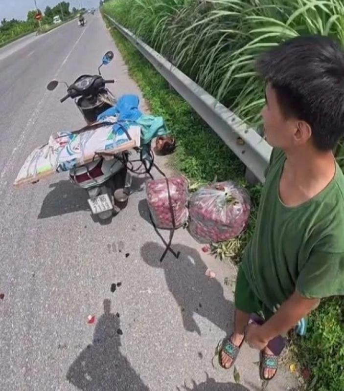 Người đi buôn gặp nạn giữa đường, tài xế taxi nhiệt tình chở giúp 200 kg vải - Ảnh 1.