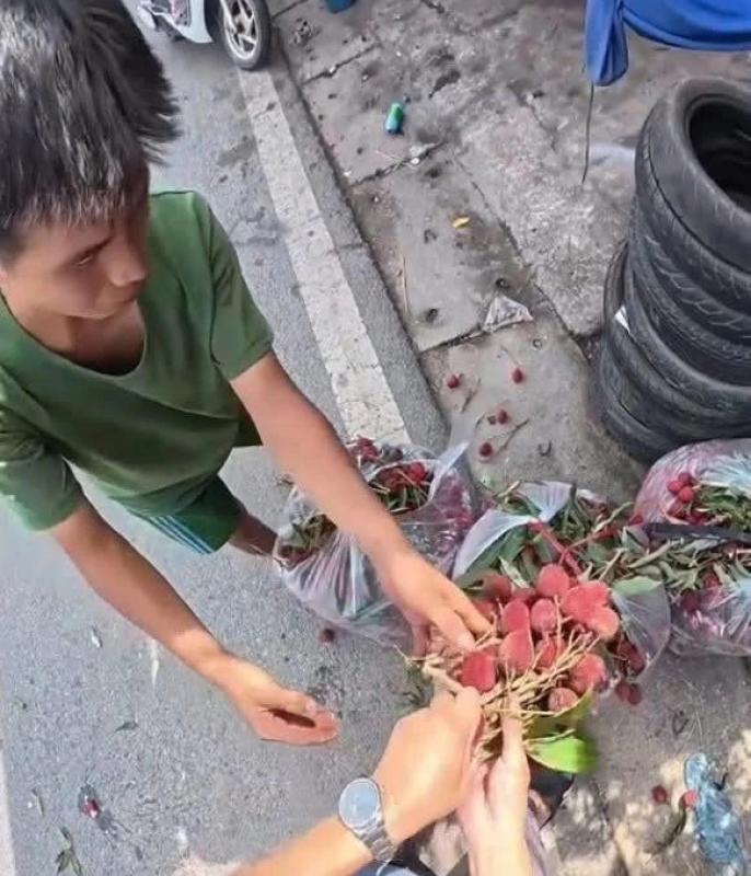 Người đi buôn gặp nạn giữa đường, tài xế taxi nhiệt tình chở giúp 200 kg vải - Ảnh 3.