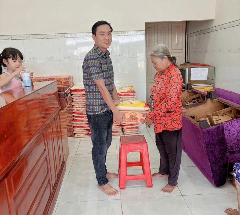 Người bán vé số xúc động khi nhận quà từ chàng trai trúng độc đắc ở Bình Phước - Ảnh 3. Người bán vé số xúc động khi nhận quà từ chàng trai trúng độc đắc ở Bình Phước - Ảnh 3.