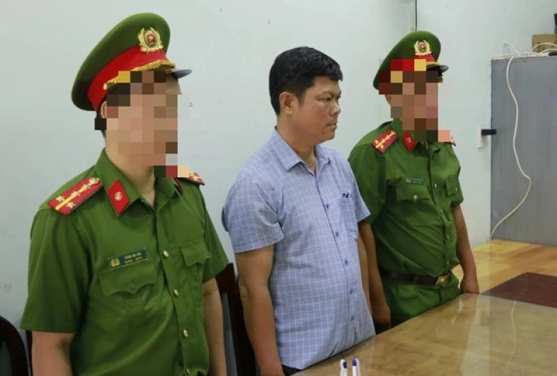 Bình Phước: Bắt tạm giam nguyên Chánh văn phòng UBND huyện tham ô tài sản - Ảnh 1.