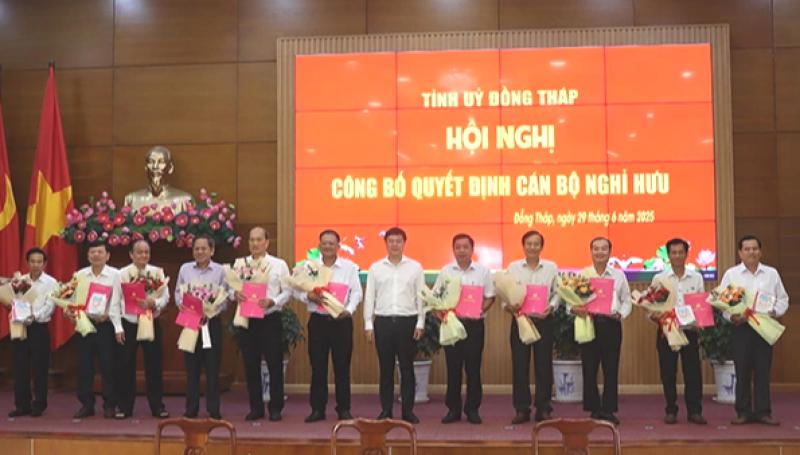 Ban giám đốc Sở GD-ĐT tỉnh Đồng Tháp và hơn 30 cán bộ tỉnh về hưu - Ảnh 1.