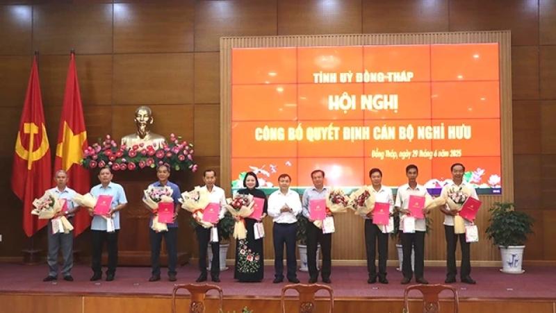 Ban giám đốc Sở GD-ĐT tỉnh Đồng Tháp và hơn 30 cán bộ tỉnh về hưu - Ảnh 2.
