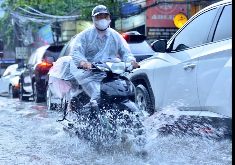 Áp thấp nhiệt đới gây mưa lớn tại miền Trung , bão số 1 sắp hình thành - Ảnh 1. Áp thấp nhiệt đới gây mưa lớn tại miền Trung , bão số 1 sắp hình thành - Ảnh 1.