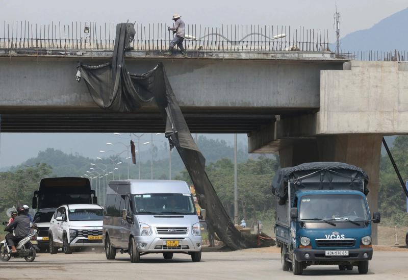 Công trình cầu vượt Hòa Liên - Túy Loan: Hiểm họa 'treo trên đầu' người đi đường- Ảnh 3. Công trình cầu vượt Hòa Liên - Túy Loan: Hiểm họa 'treo trên đầu' người đi đường- Ảnh 3.