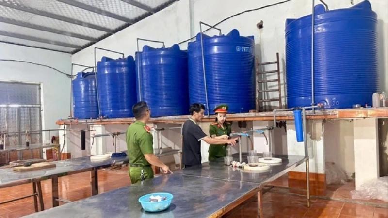 Hàng ngàn chai nước mắm Quảng Nam bị vứt bỏ gây xôn xao dư luận - Ảnh 1. Hàng ngàn chai nước mắm Quảng Nam bị vứt bỏ gây xôn xao dư luận - Ảnh 1.