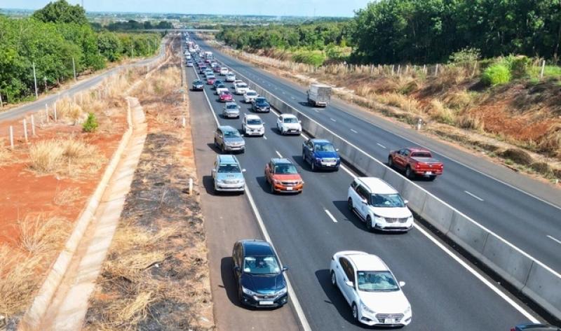3 vạch kẻ đường dễ khiến tài xế 'dính' phạt nguội trong nội thành - Ảnh 2. 3 vạch kẻ đường dễ khiến tài xế 'dính' phạt nguội trong nội thành - Ảnh 2.