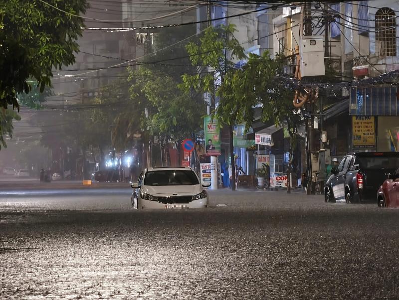 Đà Nẵng: Người dân trắng đêm 'giải cứu' ô tô khỏi biển nước- Ảnh 2. Đà Nẵng: Người dân trắng đêm 'giải cứu' ô tô khỏi biển nước- Ảnh 2.