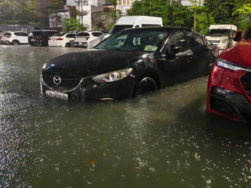 Đà Nẵng: Người dân trắng đêm 'giải cứu' ô tô khỏi biển nước- Ảnh 5. Đà Nẵng: Người dân trắng đêm 'giải cứu' ô tô khỏi biển nước- Ảnh 5.