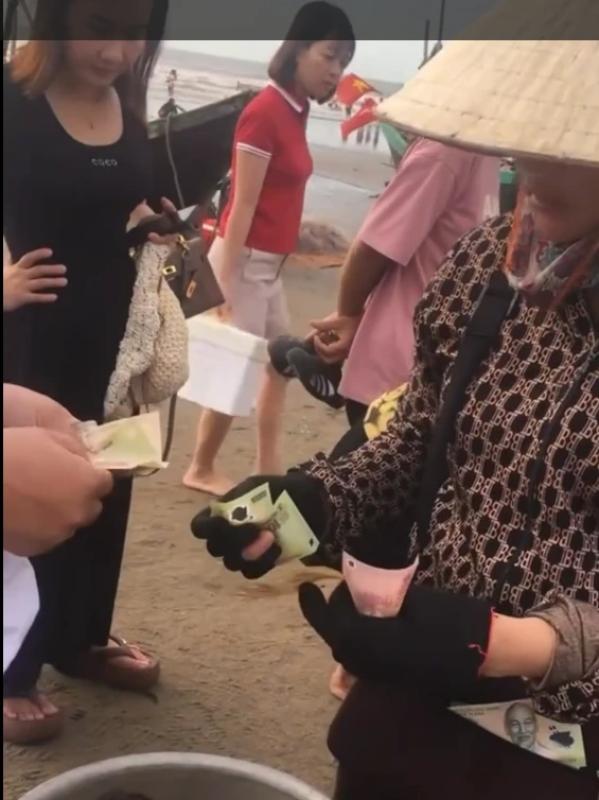 Làm rõ thông tin về cân thiếu hải sản Sầm Sơn khiến du khách bức xúc - Ảnh 1. Làm rõ thông tin về cân thiếu hải sản Sầm Sơn khiến du khách bức xúc - Ảnh 1.