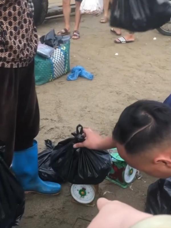 Làm rõ thông tin về cân thiếu hải sản Sầm Sơn khiến du khách bức xúc - Ảnh 2. Làm rõ thông tin về cân thiếu hải sản Sầm Sơn khiến du khách bức xúc - Ảnh 2.
