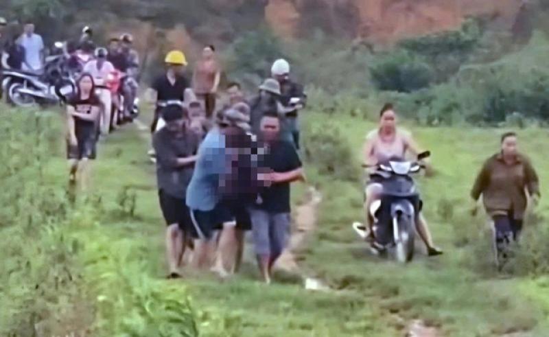 Nữ sinh lớp 7 bị sét đánh tử vong khi chăn bò ngoài đồng- Ảnh 1. Nữ sinh lớp 7 bị sét đánh tử vong khi chăn bò ngoài đồng- Ảnh 1.