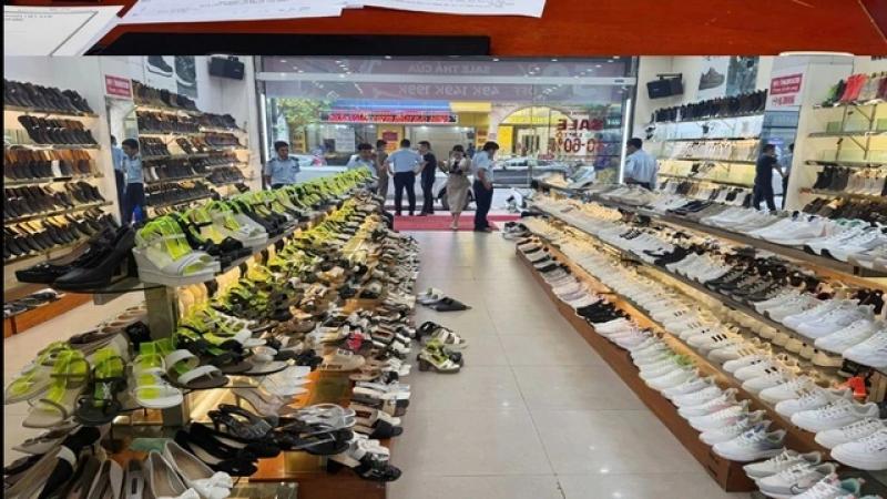 Khởi tố Tùng Moscow: Chủ cửa hàng giày dép bị bắt vì buôn lậu hàng giả - Ảnh 1. Khởi tố Tùng Moscow: Chủ cửa hàng giày dép bị bắt vì buôn lậu hàng giả - Ảnh 1.