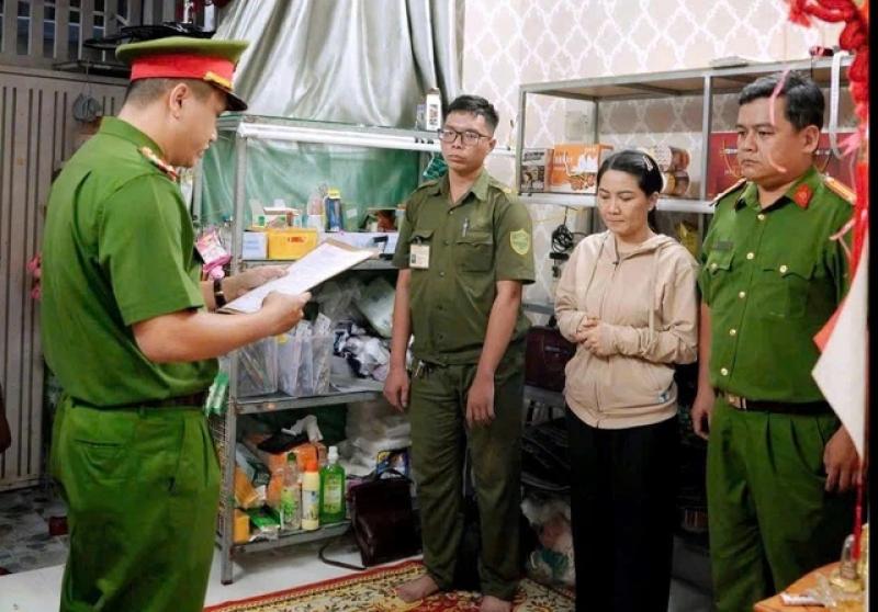 Bắt người phụ nữ livestream bán hơn 72 tỉ đồng về hành vi trốn thuế- Ảnh 1. Bắt người phụ nữ livestream bán hơn 72 tỉ đồng về hành vi trốn thuế- Ảnh 1.