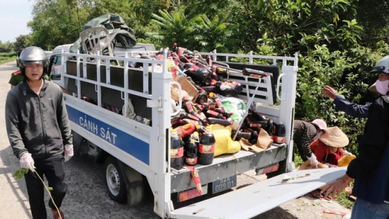 Hàng ngàn chai nước mắm Quảng Nam bị vứt bỏ gây xôn xao dư luận - Ảnh 2. Hàng ngàn chai nước mắm Quảng Nam bị vứt bỏ gây xôn xao dư luận - Ảnh 2.