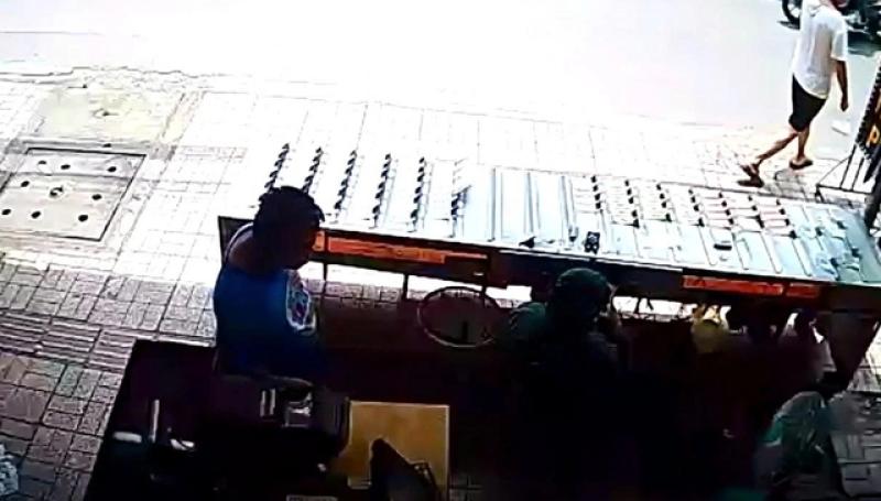 TP.HCM: Mãi bấm điện thoại, cửa hàng bị lấy trộm 812 tờ vé số- Ảnh 1. TP.HCM: Mãi bấm điện thoại, cửa hàng bị lấy trộm 812 tờ vé số- Ảnh 1.