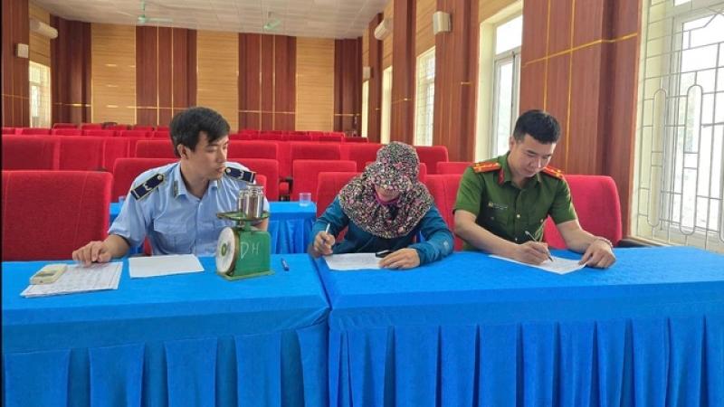 Xử phạt hành chính người bán hải sản cân thiếu cho khách du lịch- Ảnh 2. Xử phạt hành chính người bán hải sản cân thiếu cho khách du lịch- Ảnh 2.
