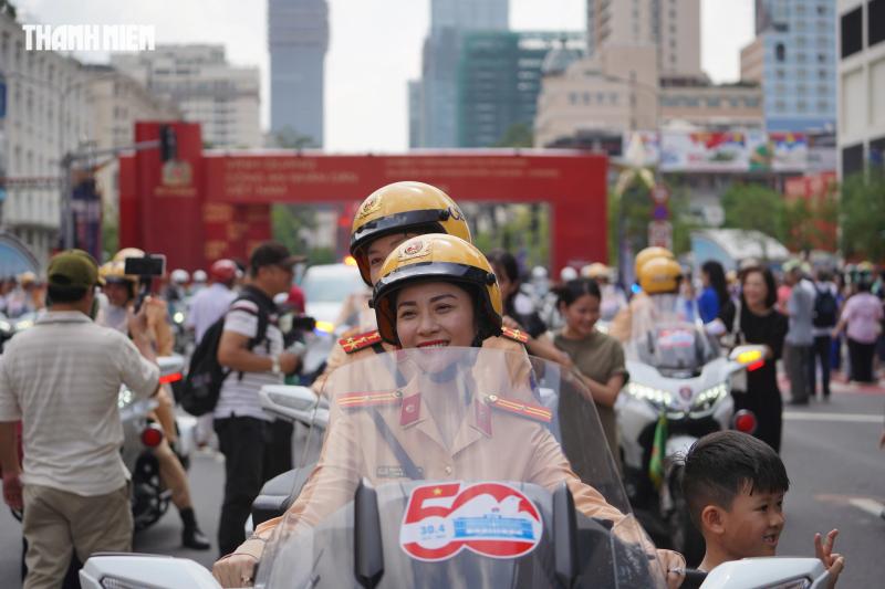 Nữ CSGT dẫn đoàn duy nhất lái siêu mô tô trong 'Vinh quang Công an nhân dânVN' - Ảnh 6.