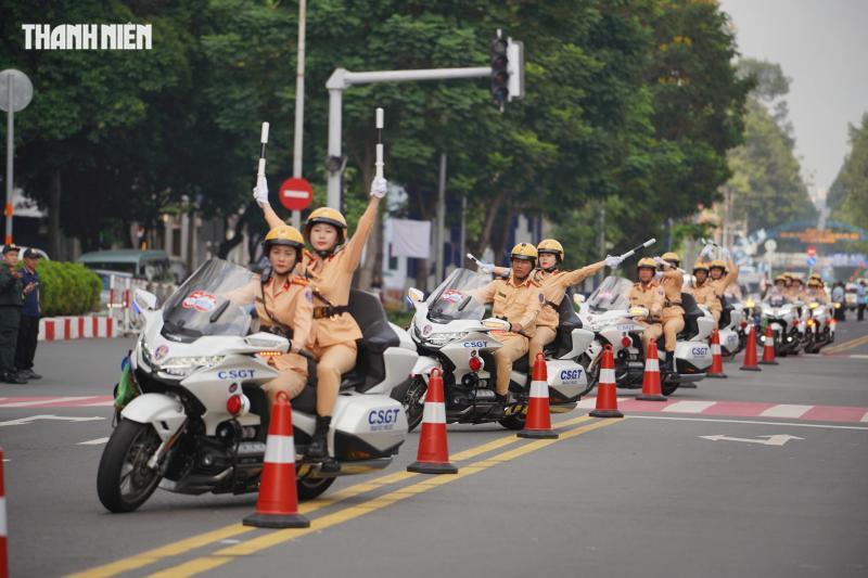 Nữ CSGT dẫn đoàn duy nhất lái siêu mô tô trong 'Vinh quang Công an nhân dânVN' - Ảnh 5.