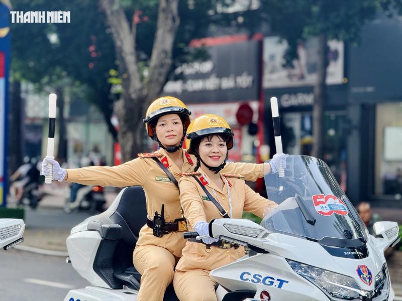 Nữ CSGT dẫn đoàn duy nhất lái siêu mô tô trong 'Vinh quang Công an nhân dânVN' - Ảnh 7.