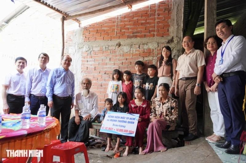 Bệnh viện Mắt TP.HCM tặng xe máy cho ông lão bán vé số 'nuôi 10 miệng ăn'- Ảnh 6. Bệnh viện Mắt TP.HCM tặng xe máy cho ông lão bán vé số 'nuôi 10 miệng ăn'- Ảnh 6.
