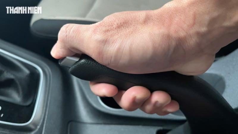 Phanh tay ô tô bị cứng, khó thao tác: Nguyên nhân và cách khắc phục - Ảnh 2.