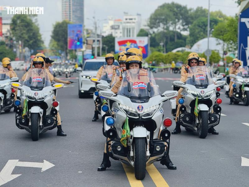 Nữ CSGT dẫn đoàn duy nhất lái siêu mô tô trong 'Vinh quang Công an nhân dânVN' - Ảnh 10.