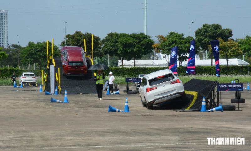 Vần vô-lăng BMW X3 2025 chinh phục sa hình khó, 'ghìm cương' 5 Series mới - Ảnh 5.