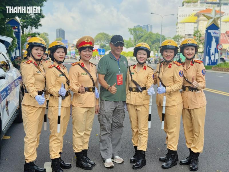 Nữ CSGT dẫn đoàn duy nhất lái siêu mô tô trong 'Vinh quang Công an nhân dânVN' - Ảnh 11.