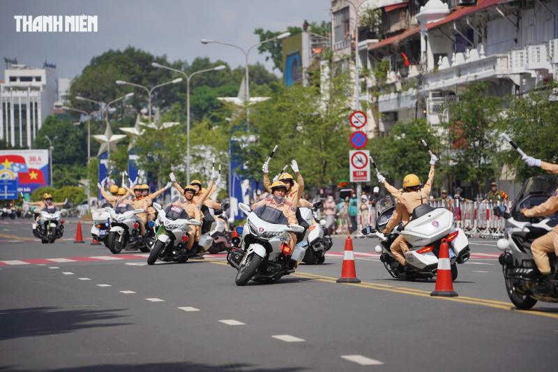 Nữ CSGT dẫn đoàn duy nhất lái siêu mô tô trong 'Vinh quang Công an nhân dânVN' - Ảnh 1.