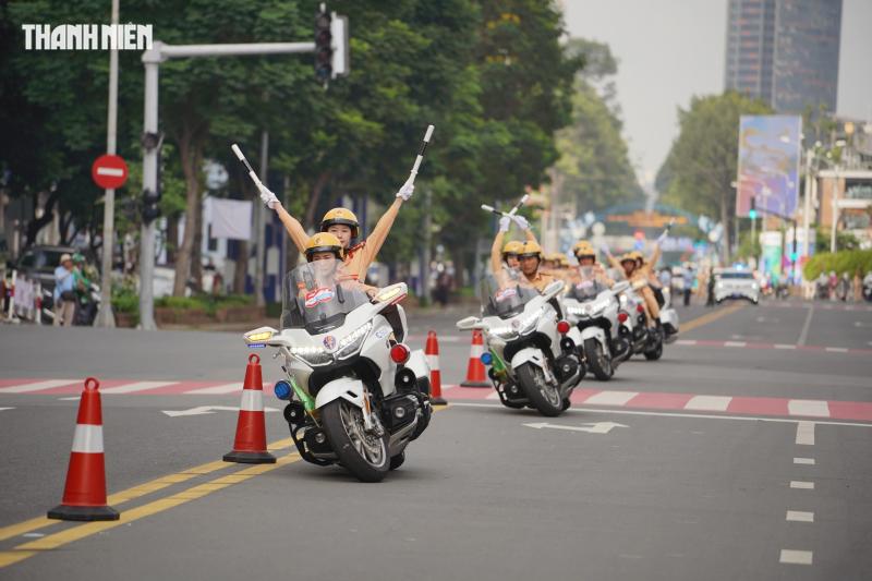 Nữ CSGT dẫn đoàn duy nhất lái siêu mô tô trong 'Vinh quang Công an nhân dânVN' - Ảnh 3.