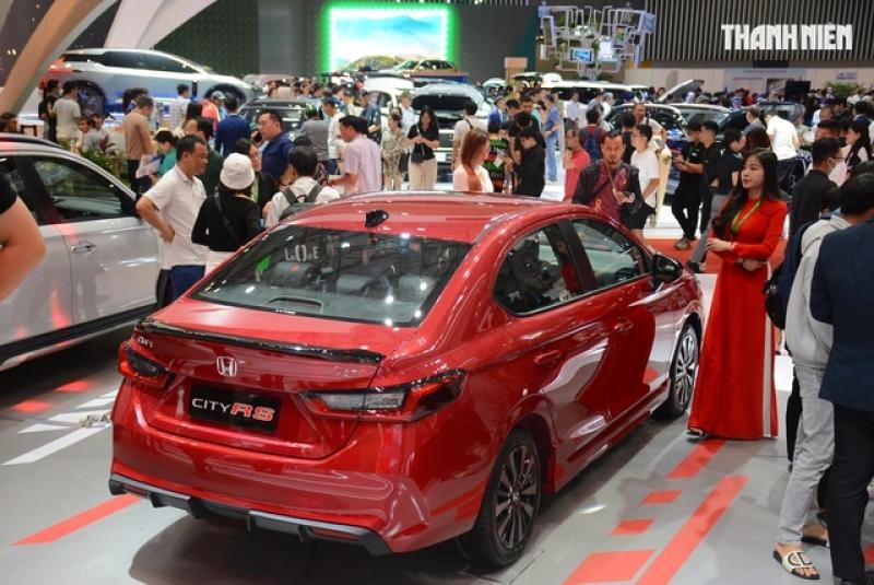 Mất sức hút, lượng tiêu thụ ô tô sedan tại Việt Nam đang 'lao dốc không phanh' - Ảnh 1.